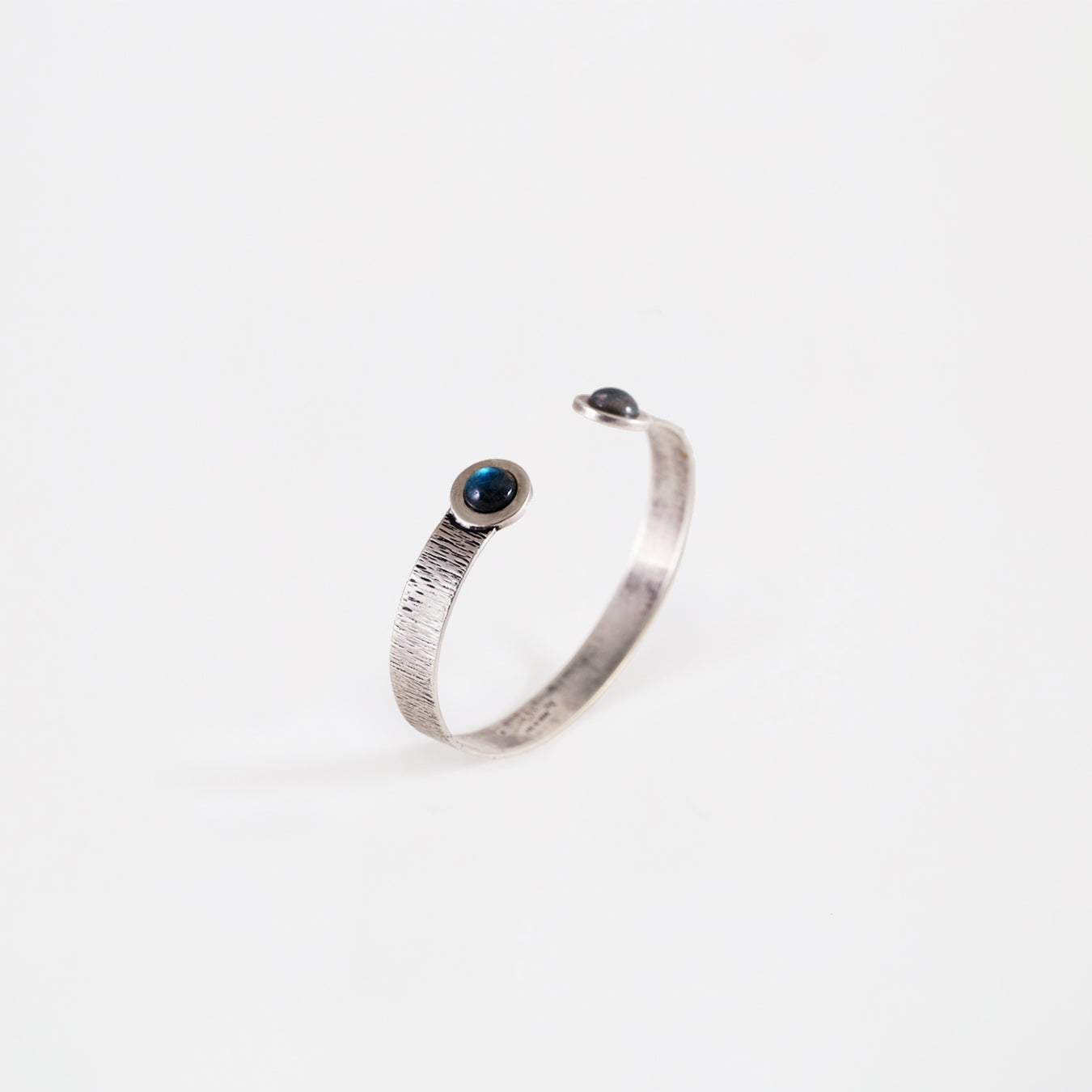 Bracciale alla schiava in argento brunito con labradorite