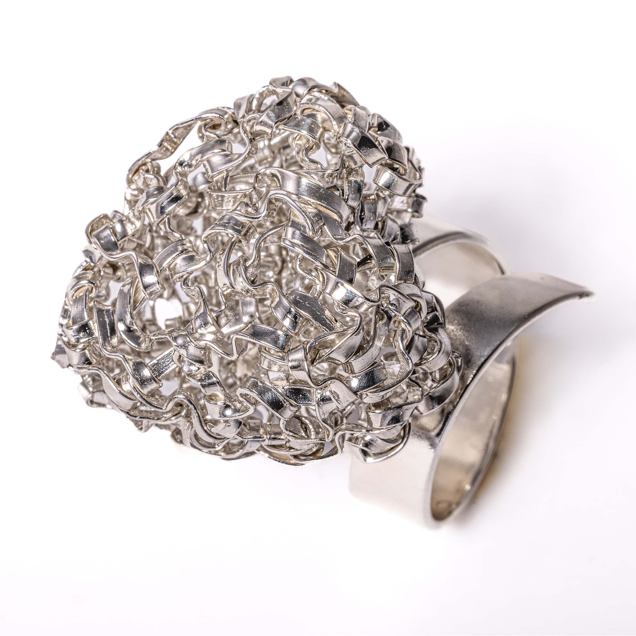 Anello a forma di cuore intrecciato