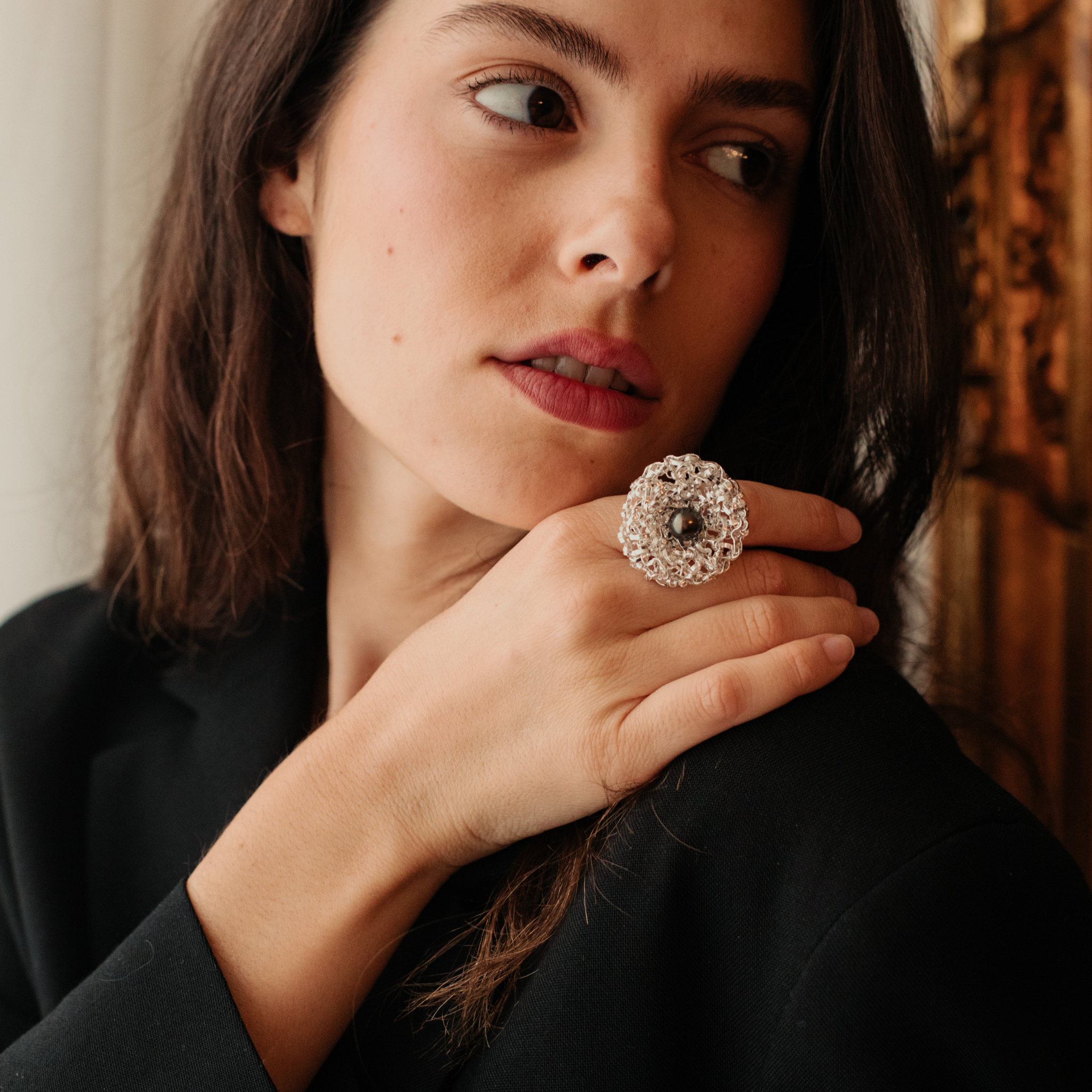 Anello rotondo intrecciato con perla