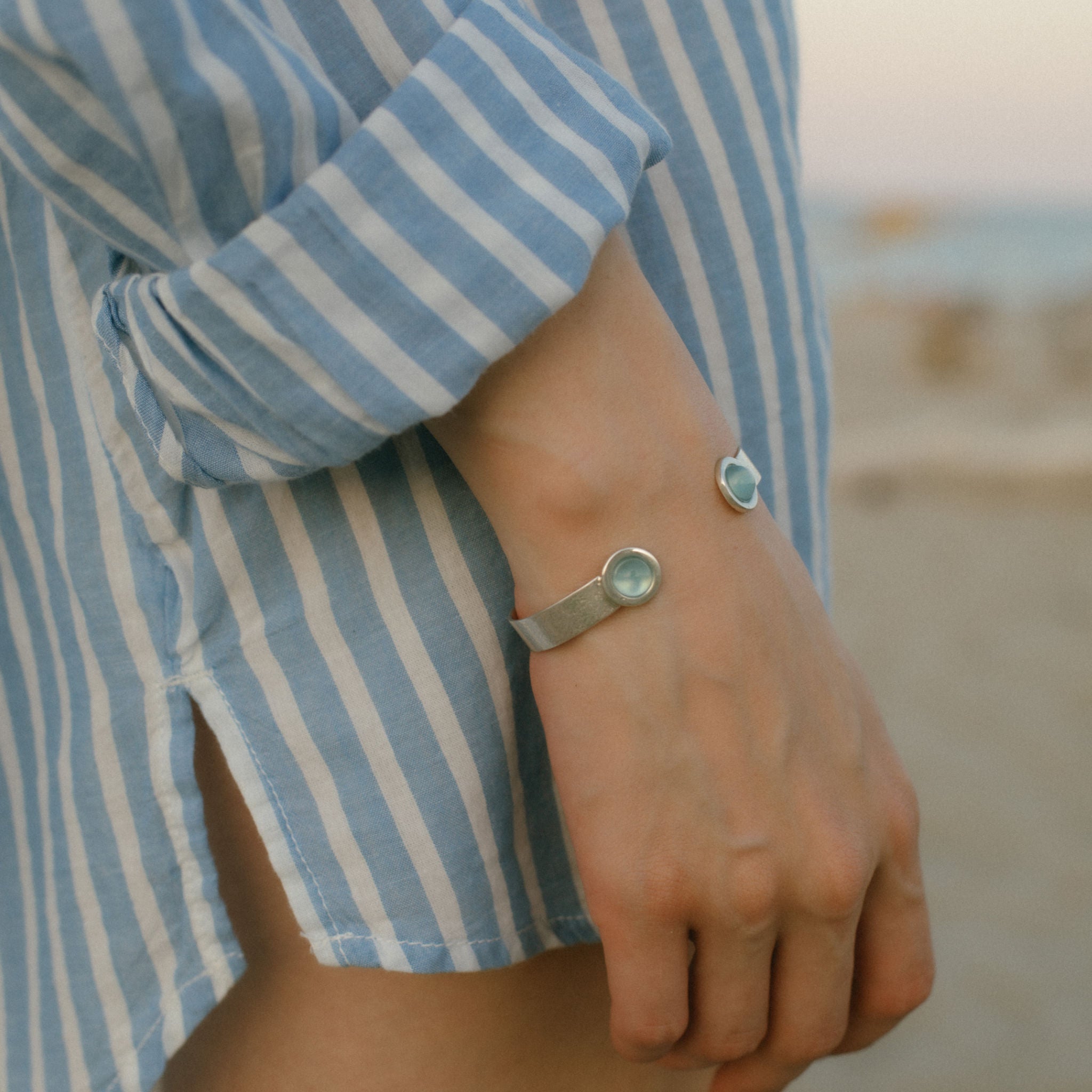 Bracciale alla schiava in argento lucido con acquamarina