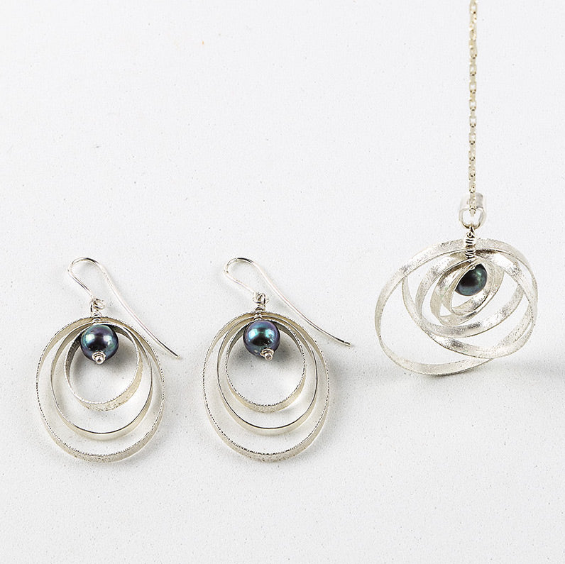 Orecchini di perle ovali cinetiche