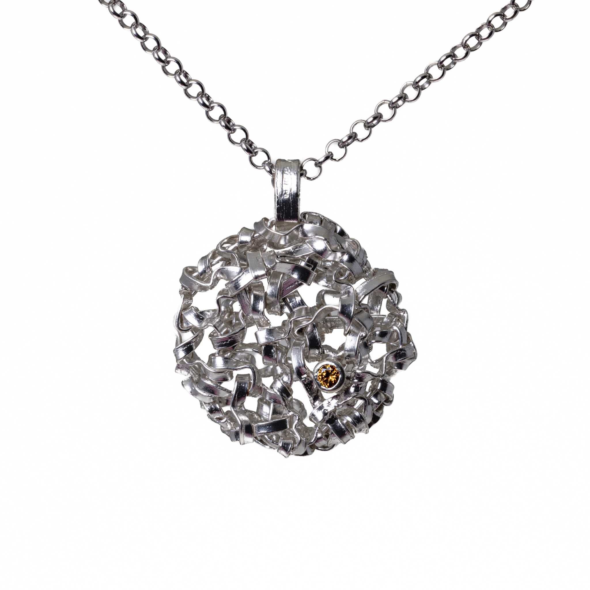 Collana con ciondolo rotondo con zaffiro arancione