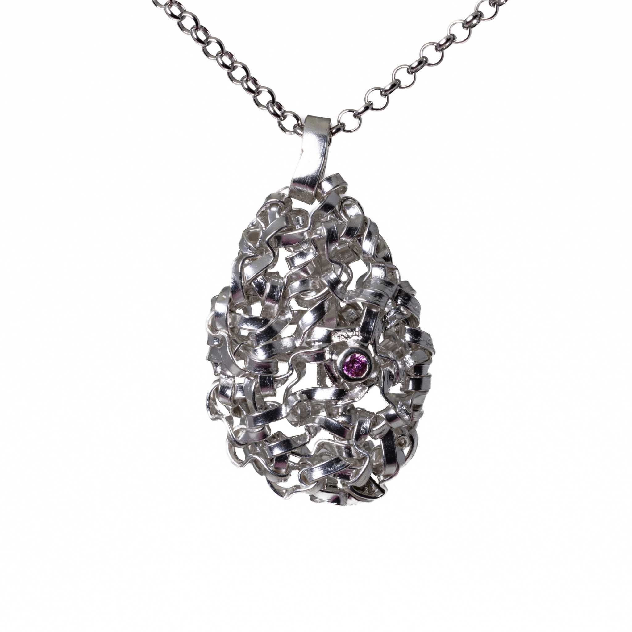 Collana con ciondolo a forma di uovo e zaffiro rosa