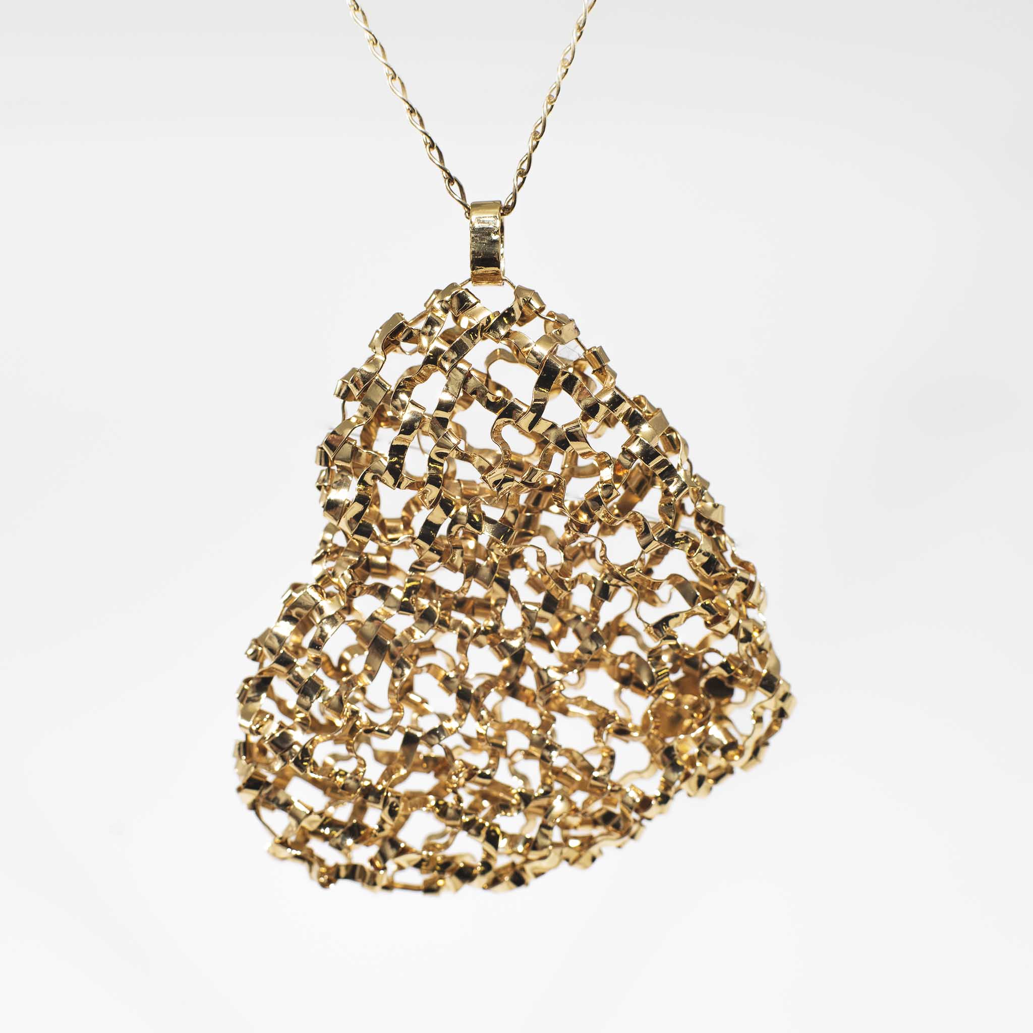 Collana con ciondolo a forma di cuore intrecciato in oro