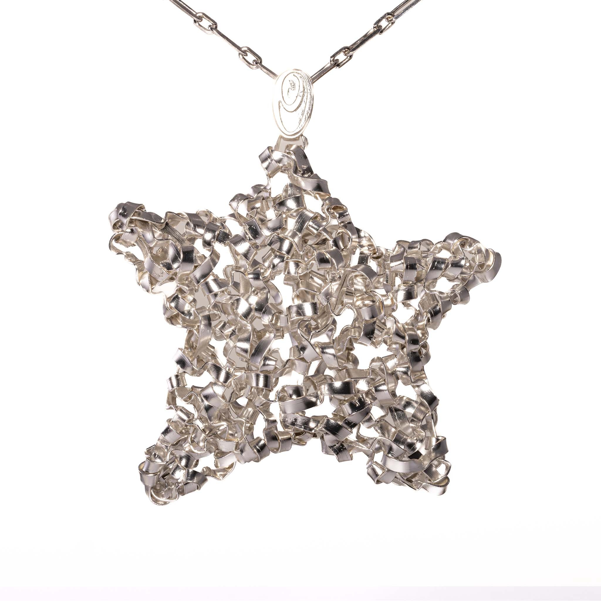 Collana con ciondolo a stella intrecciata