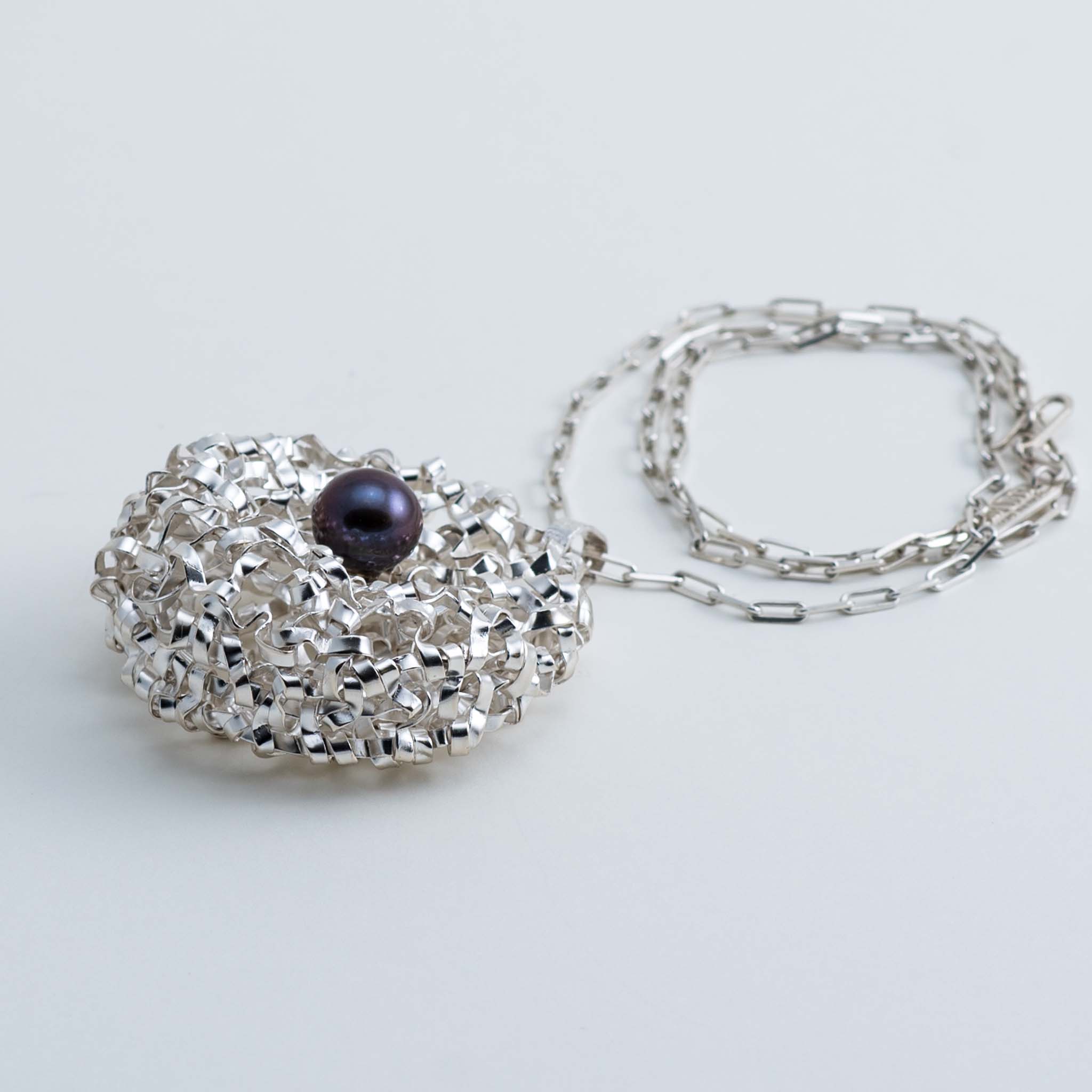 Collana con ciondolo rotondo intrecciato grande con perla