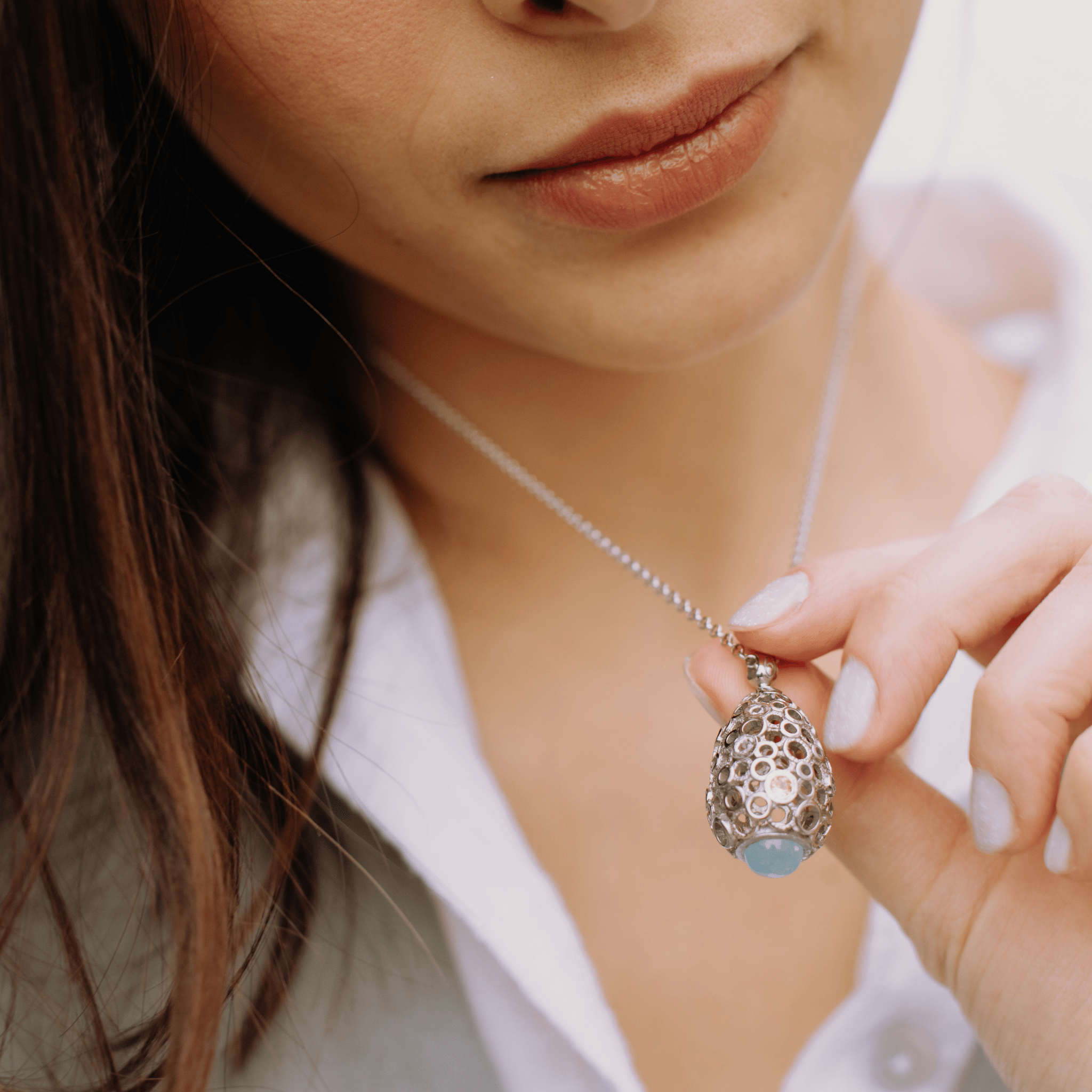 Collana con ciondolo a forma di uovo a bolle