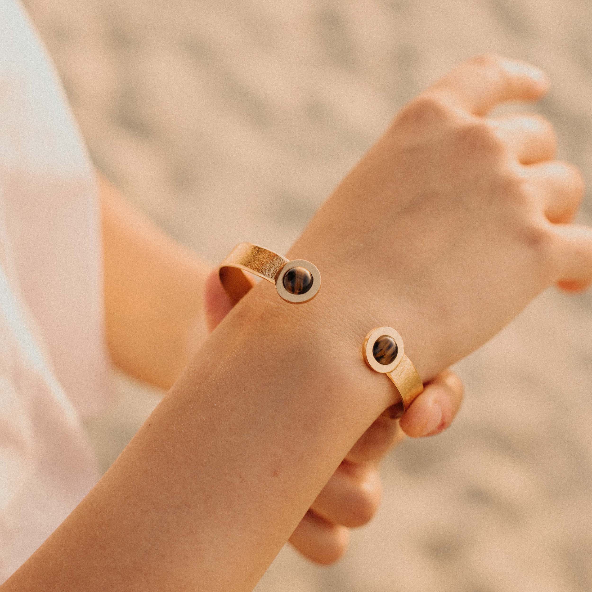 Braccialetto alla schiava dorato con occhio di tigre