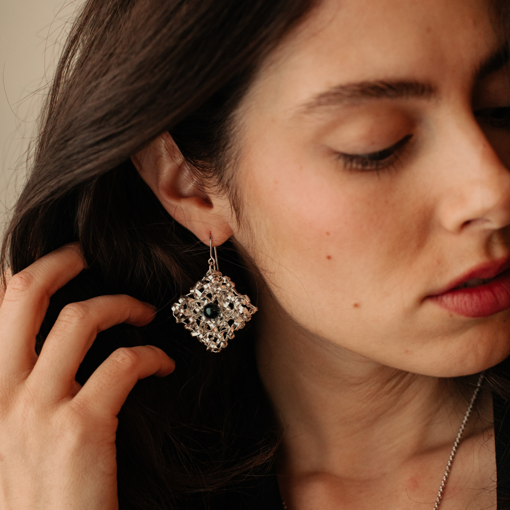 Orecchini quadrati intrecciati con perla